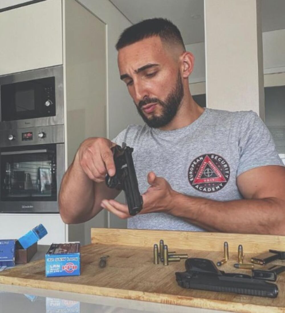 Vaz imao zadatak da ometa fotografe dok je ona izlazila iz vozila.