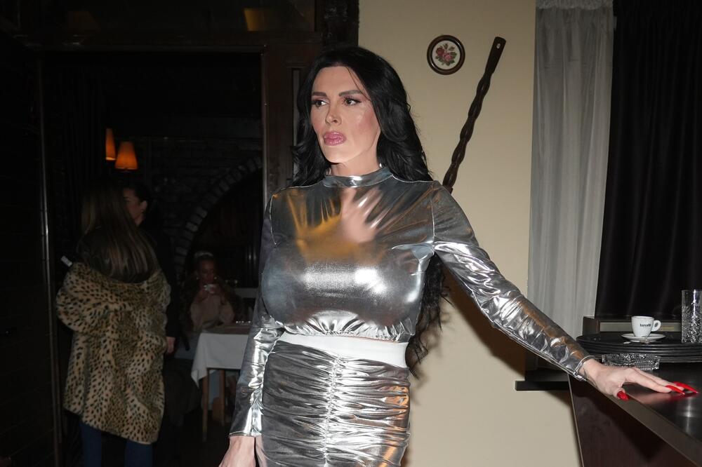 Deci ne smeta što je deklarisana prostituka? Našoj pevačici muzika samo paravan, a naslednici je podržavaju