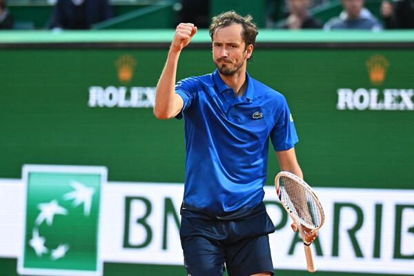 Medvedev nije kao Novak: Rus se namučio, ali prošao u osminu finala!