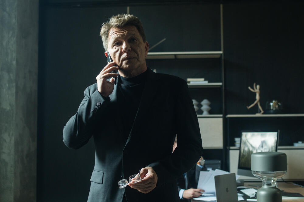 POLICIJA ISPITUJE VLADANA KOJI JE BIO SVEDOK UBISTVA – serija “Tajkun” na Kurir televiziji, radnim danima 23.10