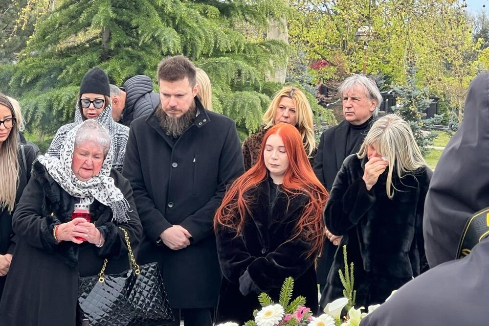 Tuga na grobu Saše Popovića: Suzana Jovanović u suzama, porodica i prijatelji neutešni zbog njegovog odlaska