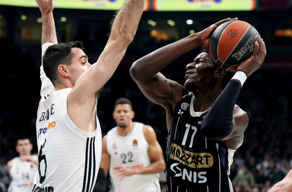 Isak Bonga i Alberto Abalde u duelu