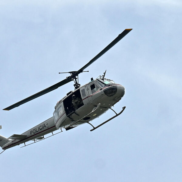 Najmanje jedna osoba poginula u padu helikoptera! Seljak zvao policiju, letelica se stropoštala na farmu u Italiji