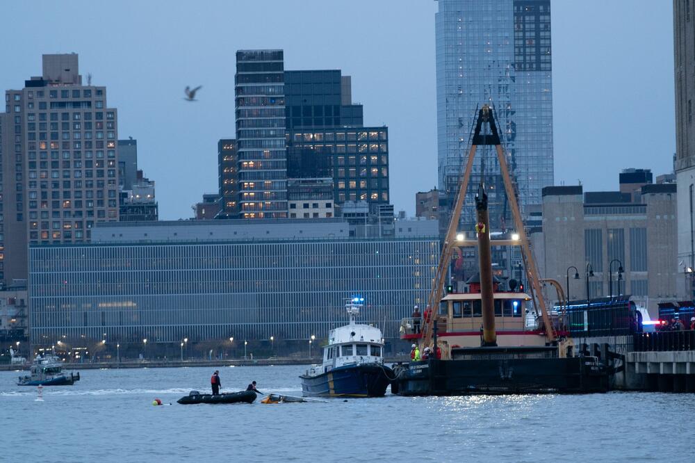Njujork pod vodom! Voda potopila metro stanice, ljudi zaglavljeni u vagonima dok bujica navire, opšti KOLAPS VIDEO