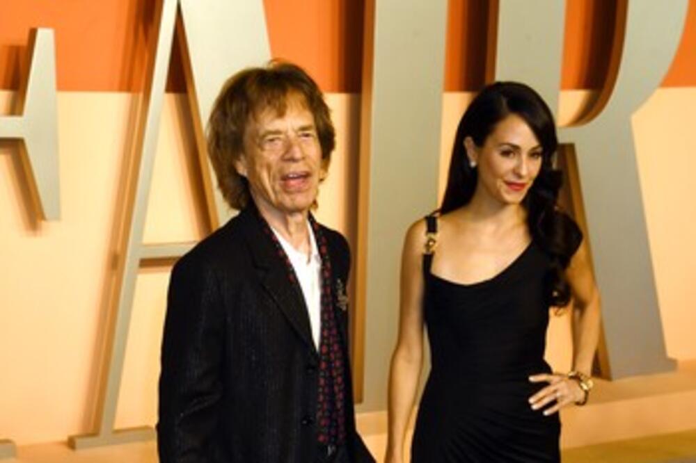 Živi kao car! Verio 44 godine mlađu devojku, ali im se ne žuri sa svadbom - razlog će vas zabezeknuti