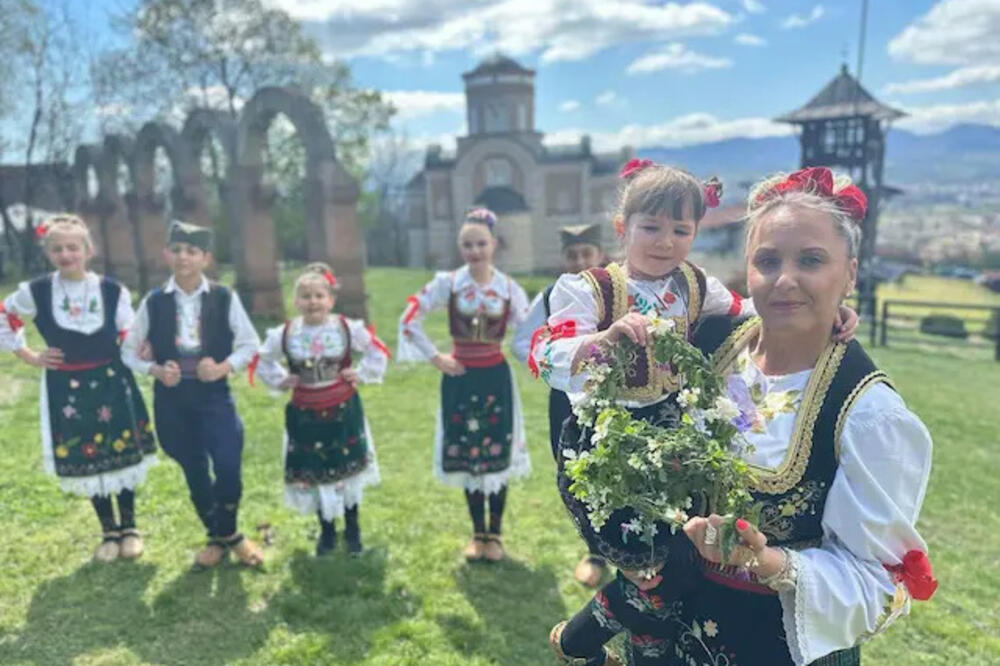 Divna slika iz srca Srbije: Mališani obučeni u narodnu nošnju i uz venčiće obeležili Lazarevu subotu (FOTO)