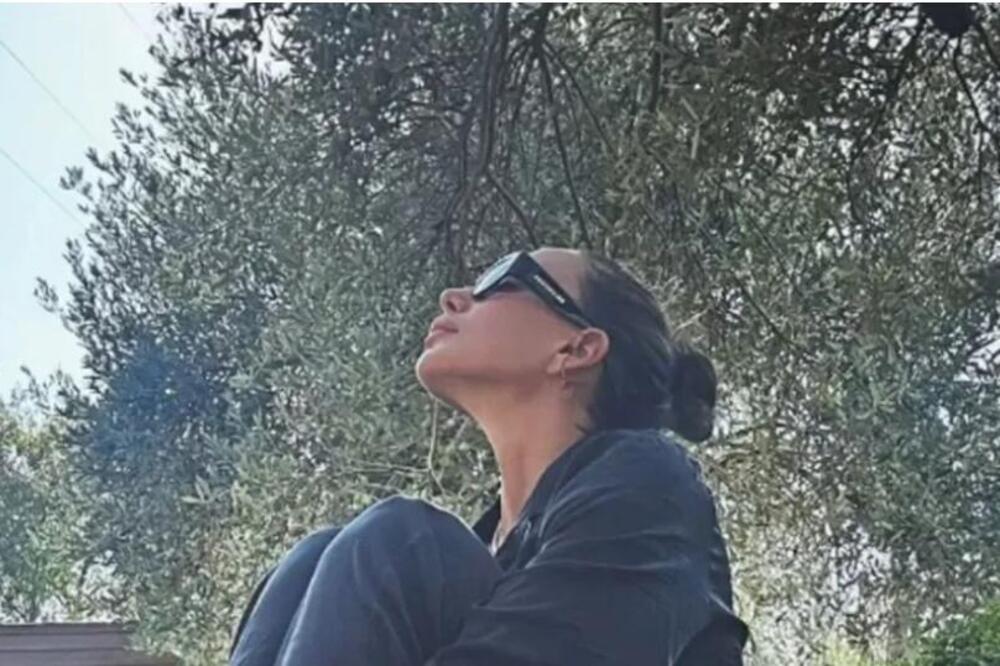 Našu pevačicu svi znate od ranije: Isplivali njeni rani radovi, ljudi je ne prepoznaju