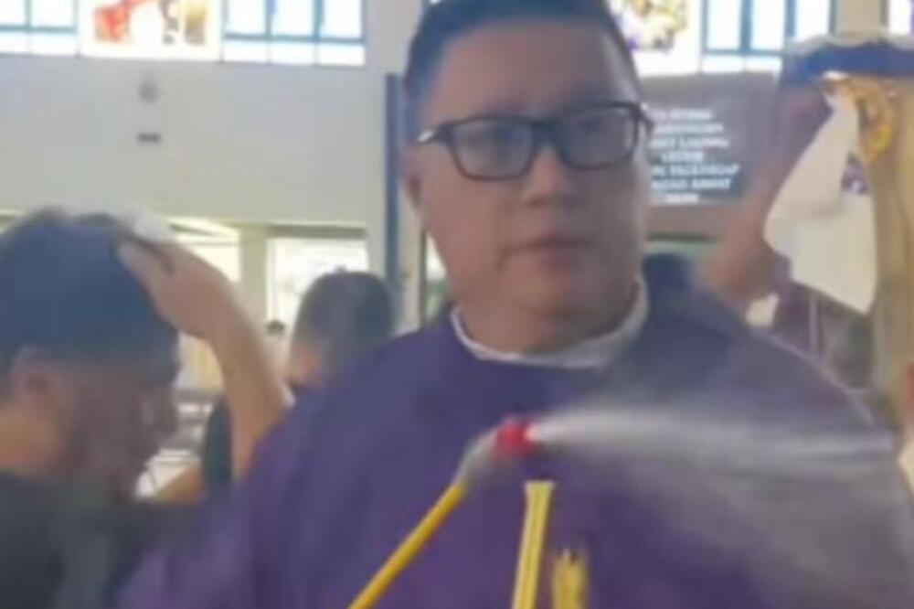 Šta radi ovaj sveštenik? Uzeo crevi i počeo da poliva narod, a prizor će vas zabezeknuti - pesticid protiv grehova