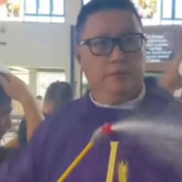 Šta radi ovaj sveštenik? Uzeo crevi i počeo da poliva narod, a prizor će vas zabezeknuti - pesticid protiv grehova