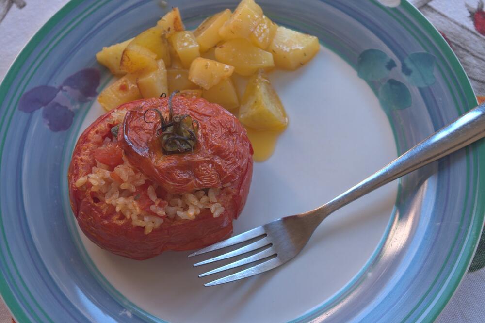 Ako volite punjene paprike, ovo ćete tek obožavati: Jelo koje ne smete da propustite - recept za punjeni paradajz