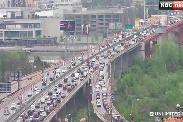 Novi ponedeljak, novi kolaps, a tek kad padne kiša! Vozila jedva mile, ne zna se gde je najhaotičnije....