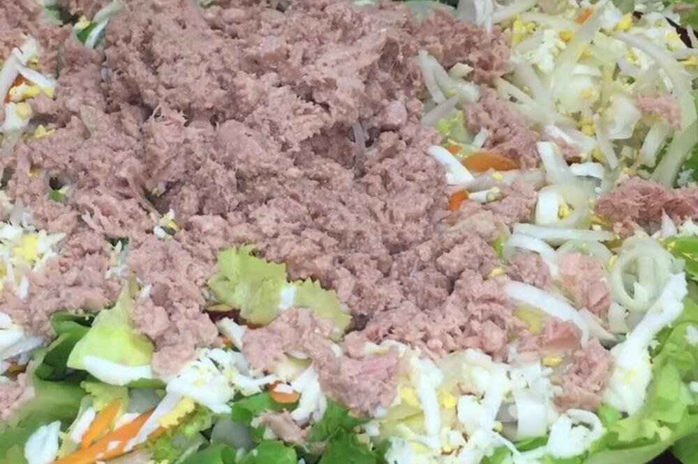 Ova letnja salata će vas osvežiti kao nijedna druga: Caka je u prelivu koji se pravi od samo 3 sastojka (RECEPT)