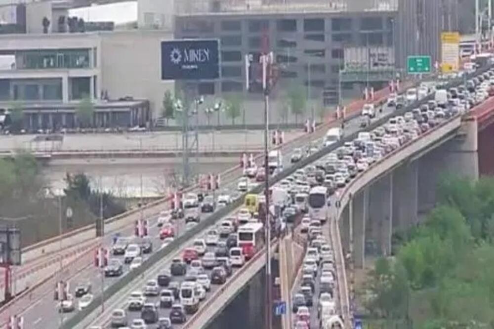 Automobili mile više nego jutros, strašan popodnevni špic! Ogromna gužva u Beogradu, jedan most posebno prebukiran
