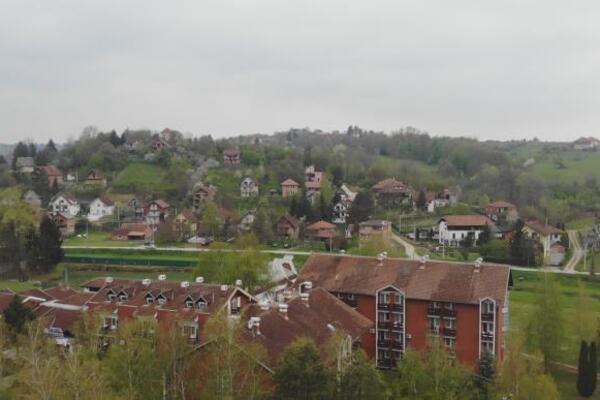 Leti se možda i ne vidi toliko, ali u toku zime je sasvim jasno zašto ova banja nosi baš takav naziv!