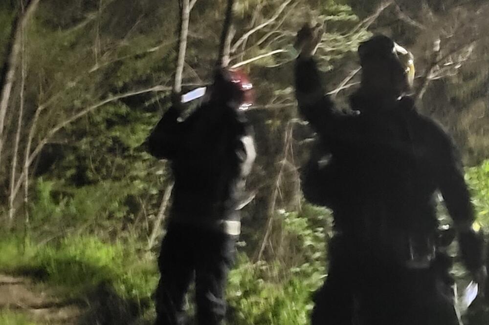 Prve slike potrage za Kragujevčanima nestalim na Kablaru: Vatrogasci očajnički pokušavaju da ih lociraju! (FOTO)