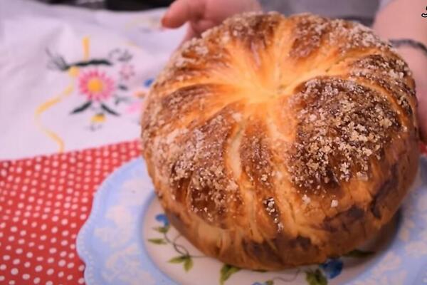 Ovaj uskršnji slatki hleb mora da se nađe na stolu u nedelju! Unosi duh praznika i nestaje u trenu