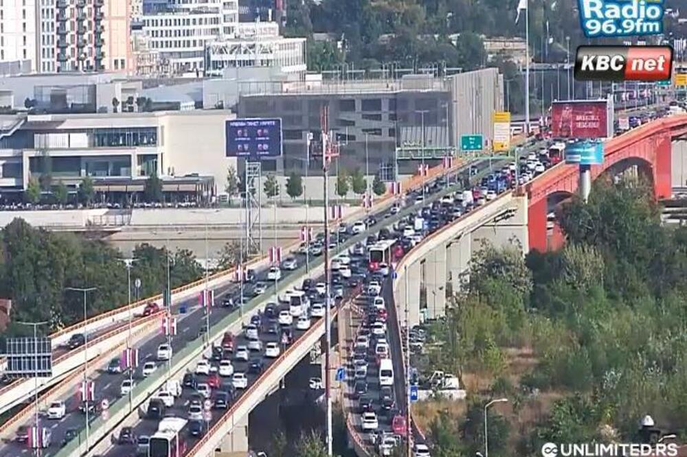 Saobraćajni kolaps u Beogradu, automobili mile po putevima: Krkljanac na svim prilazima - ovde je najgore! (FOTO)