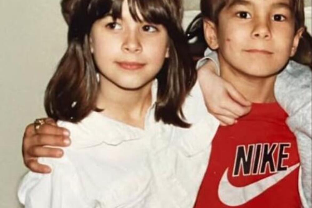 Anđela i njen rođak su imali 12 kad su ih uhvatili roditelji da se ljube! 20 godina kasnije objavili su ovu sliku!