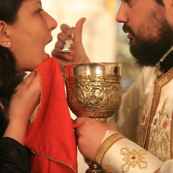 Ako OVO URADITE pred pričešće, bolje da NISTE NI UŠLI U CRKVU! Svaki vernik mora da zna - JEDINO JE OVAKO ISPRAVNO!