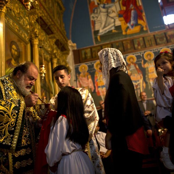 Šta se dešava kada nam sveštenik na čelu ispiše znak krsta sa uljem? Ima jaku simboliku, evo šta to tačno znači