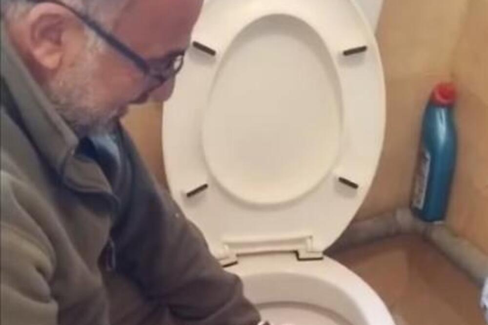 Kad je video šta su mu izvadili iz WC šolje u mestu ostao ukopan!Prizor tera jezu u kosti, prava noćna mora (VIDEO)