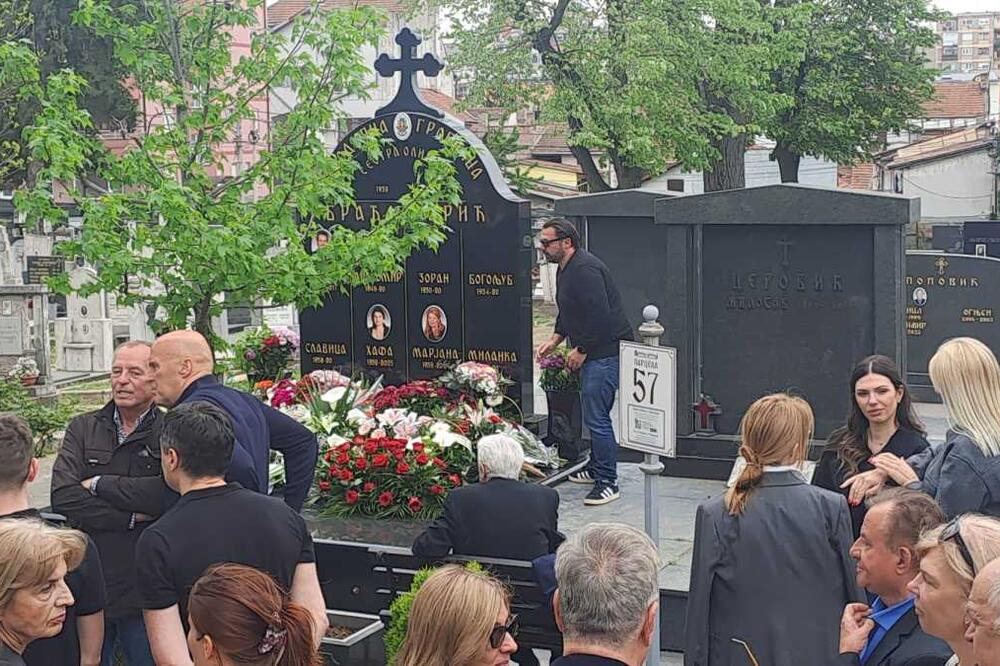 Dvojica sinova u rukama držala ovo! On je prvi došao na pomen Hafe Karić, a onda je usledila potresna scena