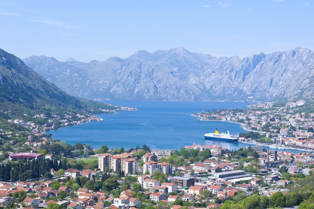 Srbin šokiran ponašanjem crnogorskog konobara: Seo je u kafić, naručio kafu i vodu, a onda mu je ovaj...