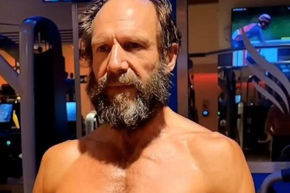 Pamtite ga kao ćelavca bez nosa, a ovako napucanog i sa bradurinom ga niste videli: Čovek kao izvajan - ko je ovo?