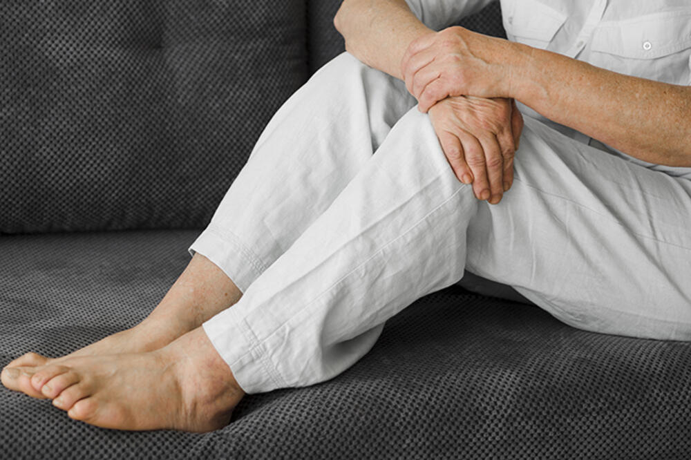 REŠENJE ZA UMORNE NOGE POSTOJI: Kako da vam članci više NE otiču!