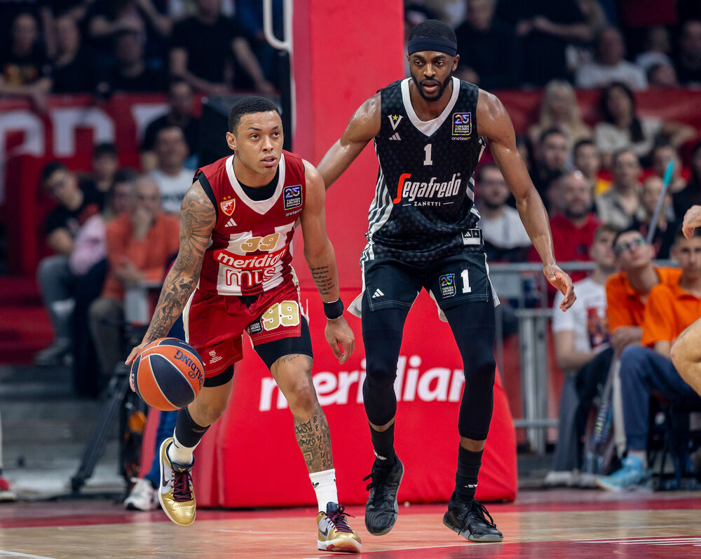 Džastin Holidej (desno) na utakmici Crvene zvezde i Virtusa iz Bolonje