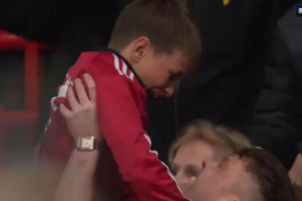 Dečak u crvenom, Teatar snova i najbolji dokaz zašto je fudbal najvažnija sporedna stvar na svetu (Video)