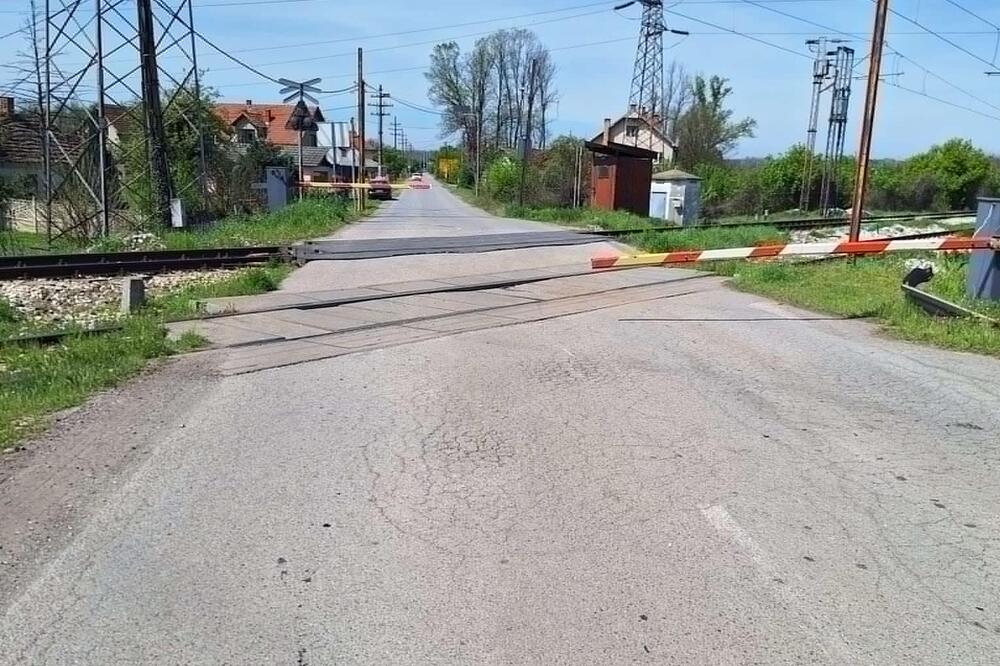 "Neko može da pogine": Rampa spuštena, ljudi prolaze između, vož može da naleti svakog momenta (FOTO)