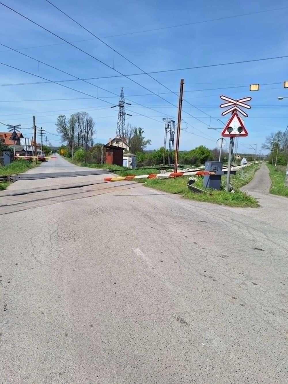 Spuštena rampa na pružnom prelazu Veliki Crljeni