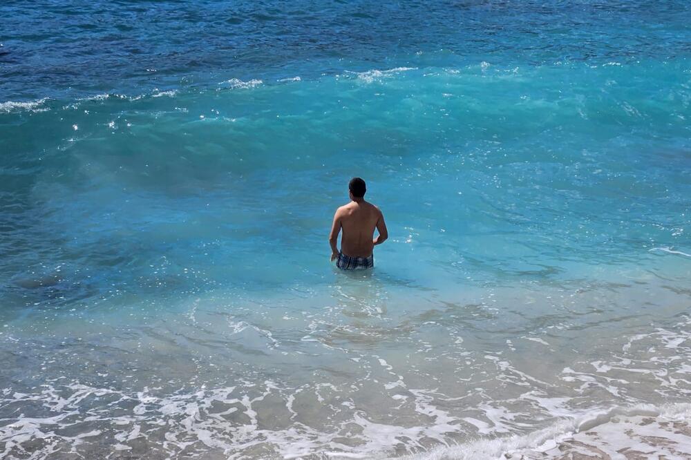 Palo aprilsko kupanje kao da je jul: Najhrabriji zaplivali, plaže pune turista