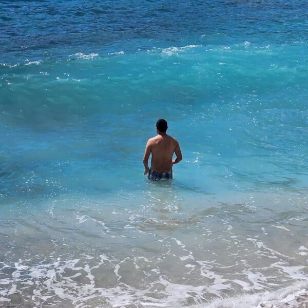 Palo aprilsko kupanje kao da je jul: Najhrabriji zaplivali, plaže pune turista