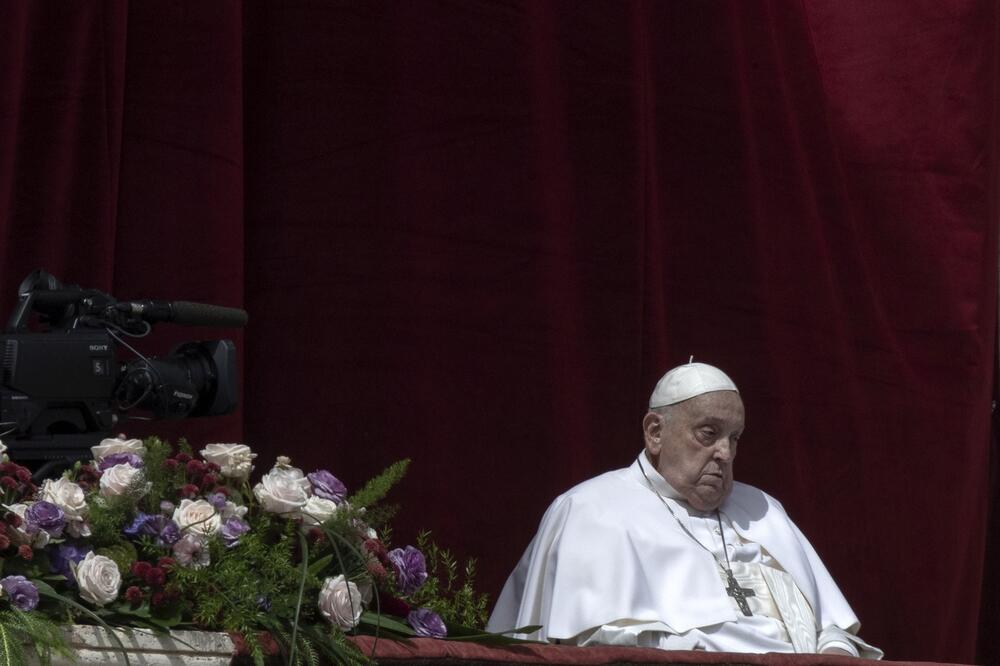 Ovo su poslednje fotografije pape Franje! Na Uskrs se pojavio pred vernicima, dobro poslušajte njegove reči (FOTO)