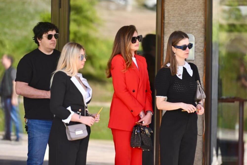 Voditelji, pevači, novinari... Brojni poznati na sahrani voditeljke Daniele Boračeve - bila je baš voljena žena