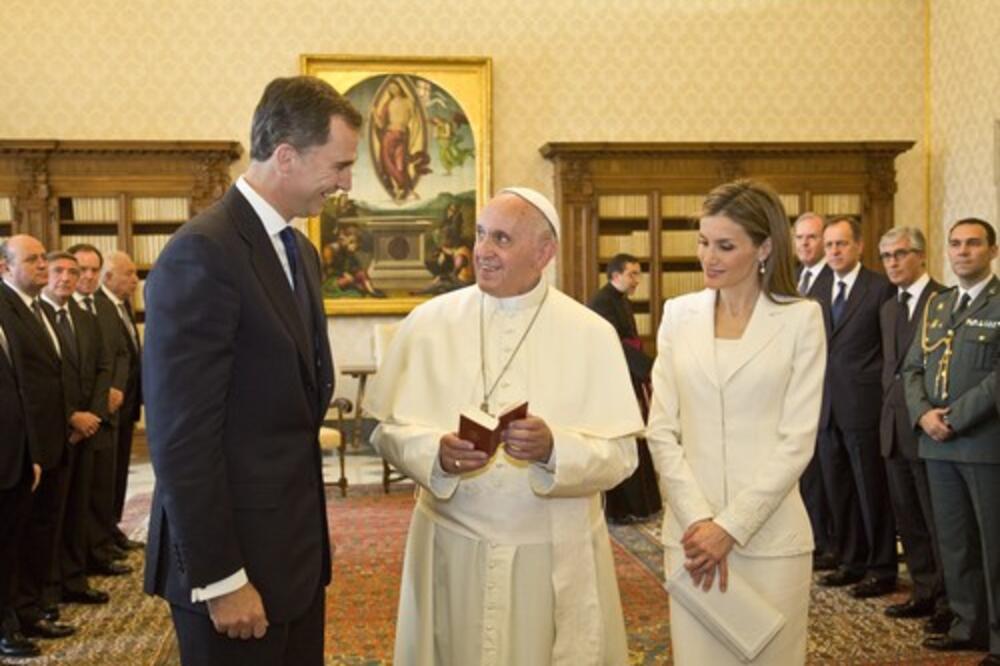 Ovo sigurno niste znali: Samo 7 žena na svetu sme da nosi belo ispred pape - čak je i ovoj kraljici bilo zabranjeno