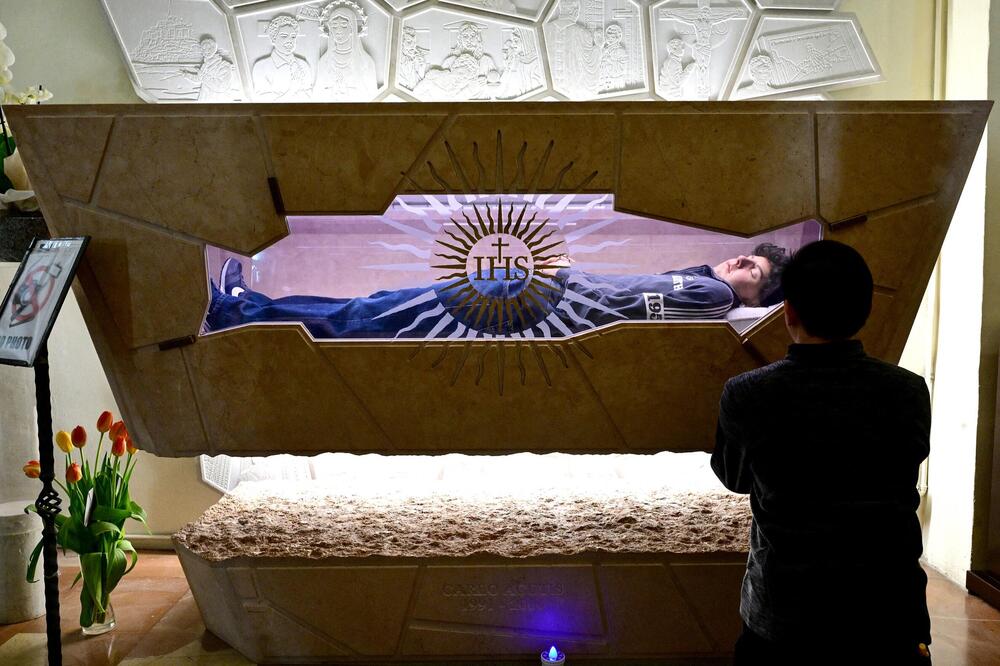 Dečak preminuo od leukemije biće proglašen za sveca: Vatikan odložio ceremoniju zbog smrti pape Franje (FOTO)