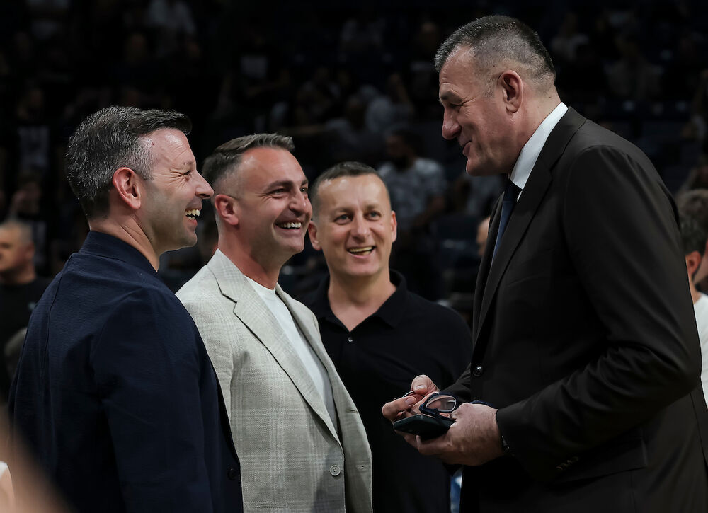 Darko Rajaković (sivi sako), trener NBA franšize Toronto Reptorsa u razgovoru sa Zoranom Savićem, sportskim direktorom Partizana