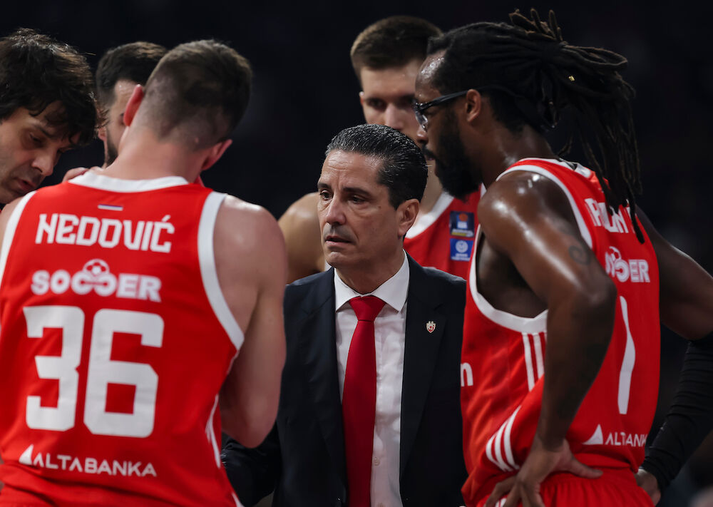 Janis Sferopulos i košarkaši Crvene zvezde na večitom derbiju
