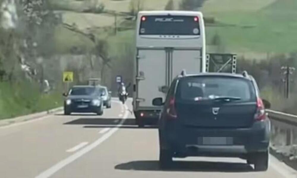 STRAVIČAN SNIMAK SA IBARSKE MAGISTRALE! Vozač BMW pravio haos na putu, TRAGEDIJA IZBEGNUTA ZA DLAKU! (VIDEO)