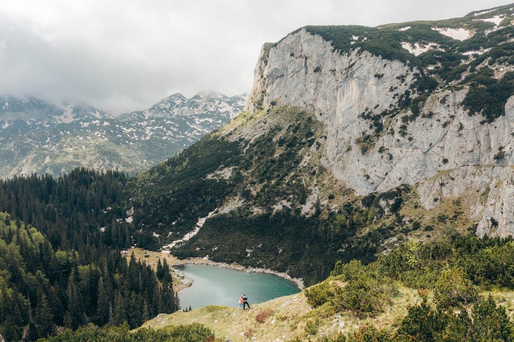 "Dok sam sa decom bezbrižno brala cveće, bio nam je jako blizu": Žena na Žabljaku izbegla tragediju pukom srećom