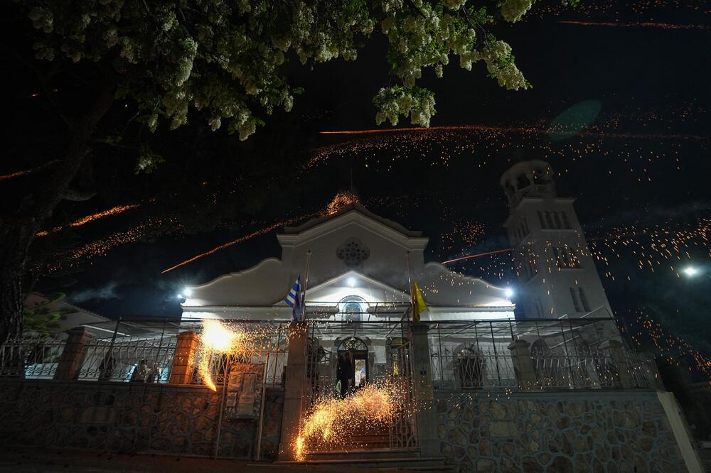 Niko ne slavi Uskrs kao meštani ovog sela! Svake godine dve crkve zarate raketama, bitka traje sve dok... (FOTO)
