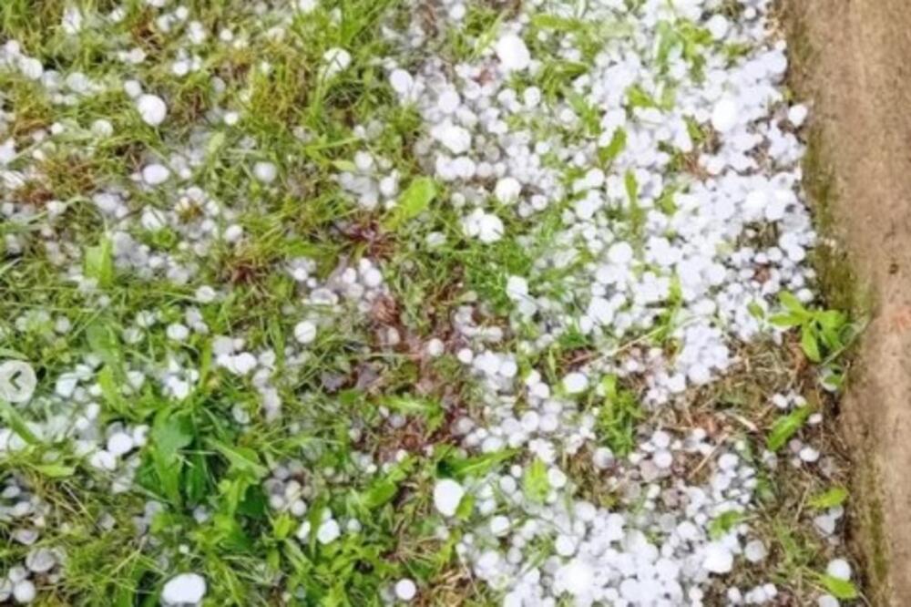 Provala oblaka nad Beogradom: Tuče jak grad, stanovnici u strahu od oštećenja automobila! (VIDEO)