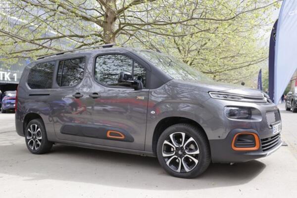 Još jedno putničko vozilo se HITNO povlači sa tržišta Srbije: Postoji rizik od povreda!