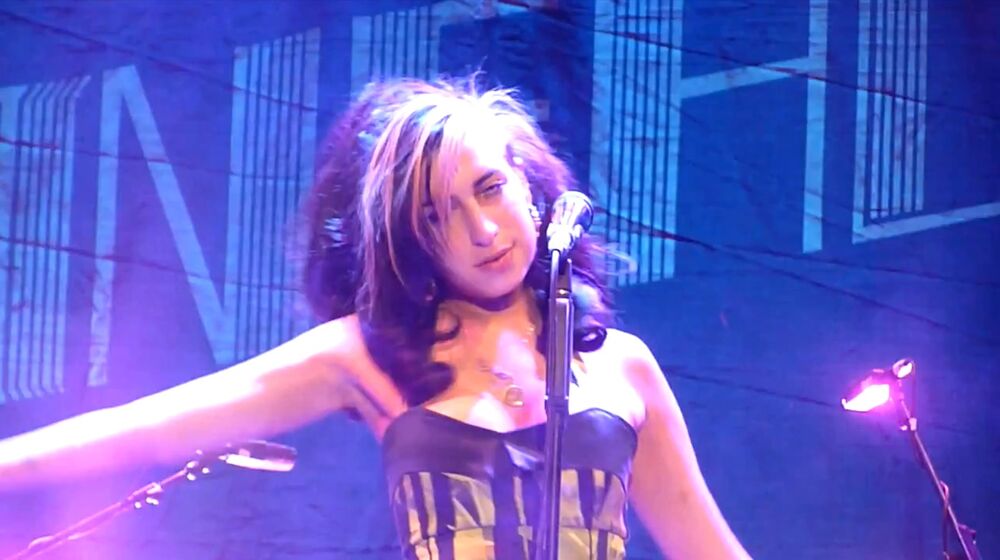 Ona je na binu izašla bosa