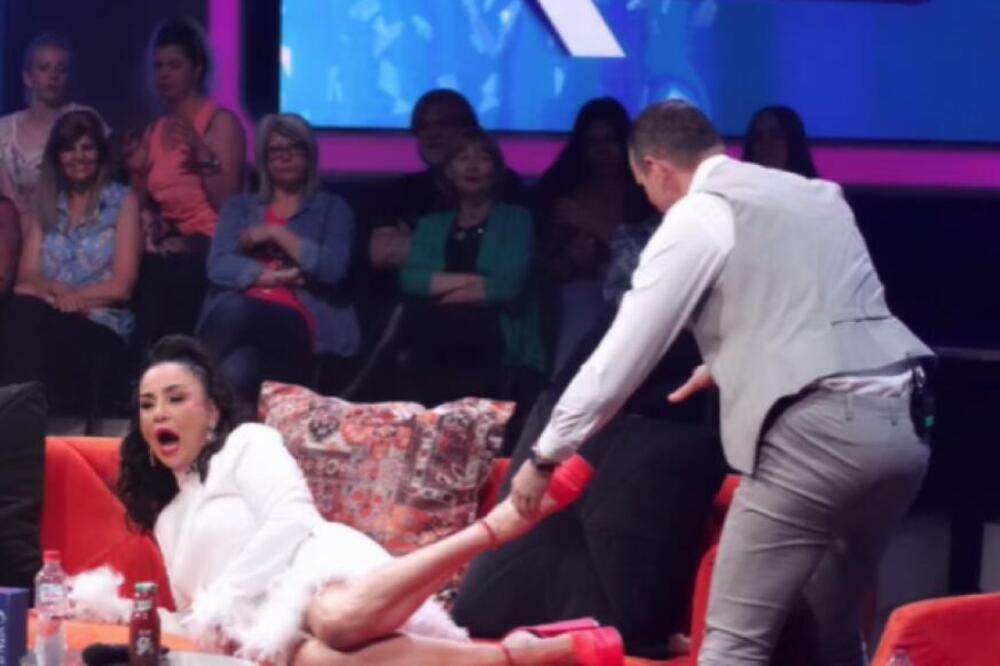 Šok scene na televiziji! Voditeljku razvlačio po krevetu kao žvaku, celu stvar gledali milioni