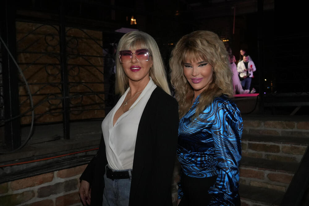 Koja je majka, a koja ćerka? Sinoć su Beograđani ostali u šoku, njih dve liče kao jaje jajetu