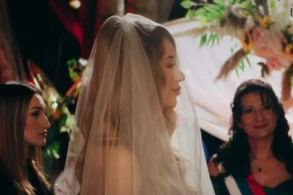 Prve slike Tee Tairović u venčanici! Evo kako izgleda dok se zaklinje pred Bogom, gore mreže